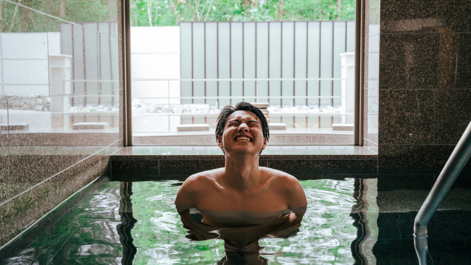 水風呂の男性